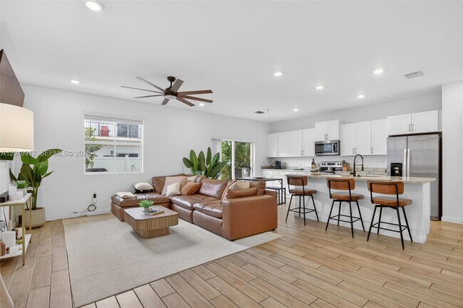 Photo - 826 SE 17th St