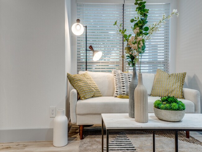 Photo - Parea Oak Lawn