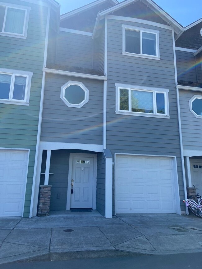 Building Photo - 3 Bedroom | 2 1/2 Bath Townhouse in The Dalles, OR.