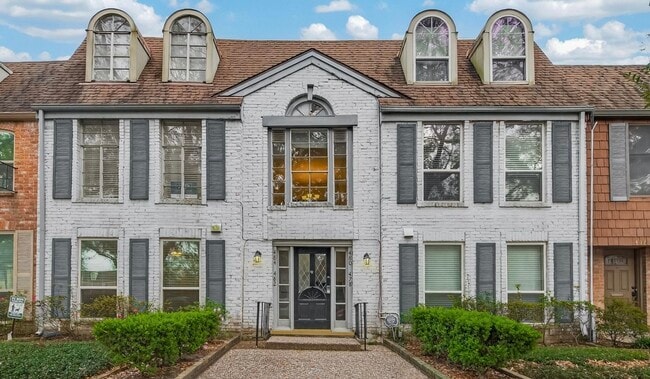 Building Photo - 482 N Post Oak Ln