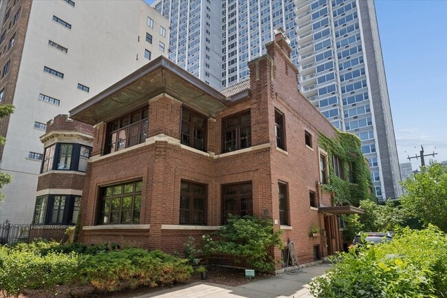 Building Photo - 717 W Junior Terrace Unit 1