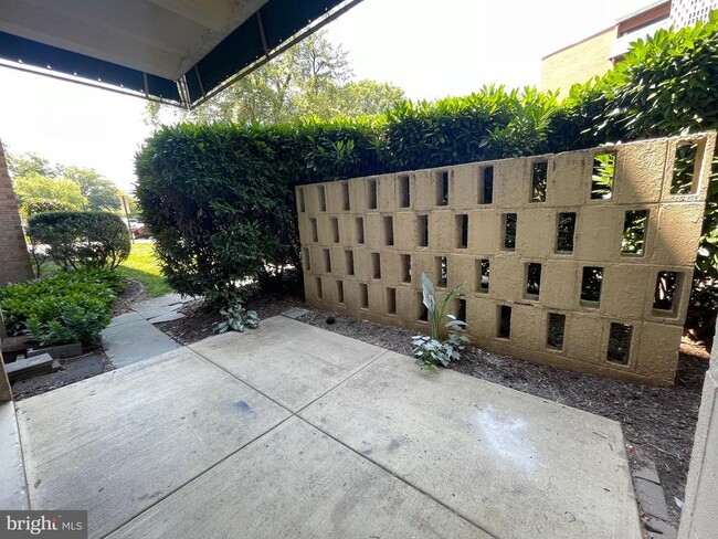 Building Photo - 6139 Leesburg Pike Unit 107