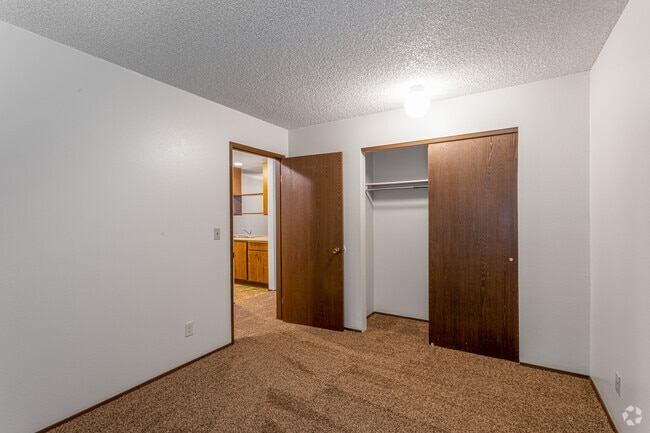 1BR, 1BA - 616SF - Alderwood Apartments