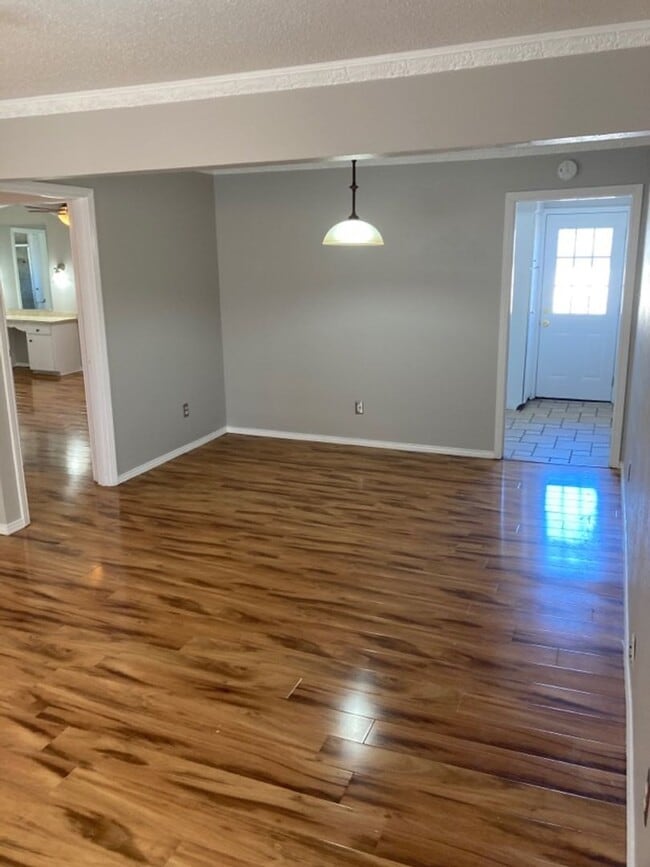 Building Photo - Sandhurst Lane Unit 5817 Sandhurst C