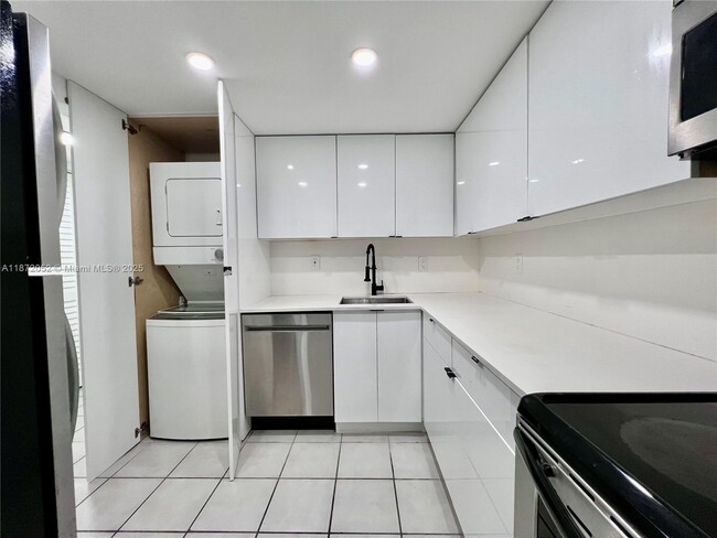 Building Photo - 805 SW 30th St Unit A