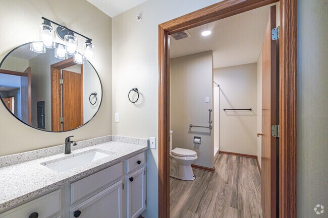 2BR, 2BA - 956SF - Bathroom - The Heritage