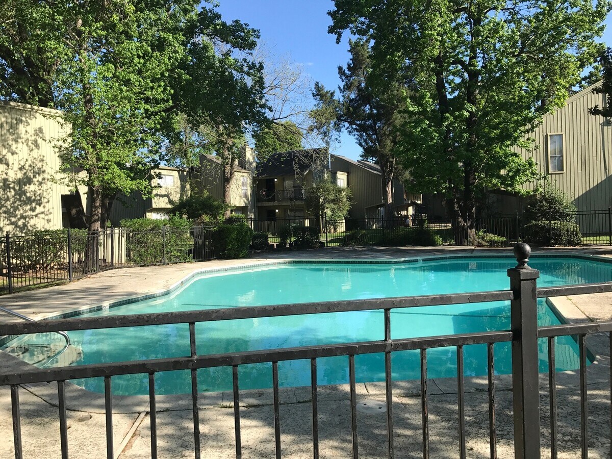 Photo - 2 Bed/2 Bath Condo - Spacious, Bright, Close to everything!