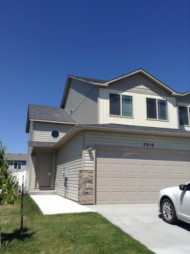 Building Photo - 4 BEDROOM, 3.5 BATHROOM SADDLE RIDGE TWINHOME WITH FINISHED BASEMENT