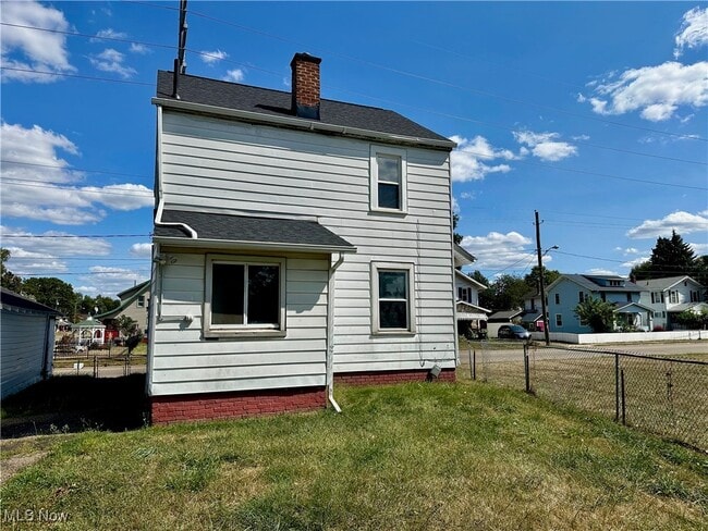 Photo - 323 Belden Ave NE