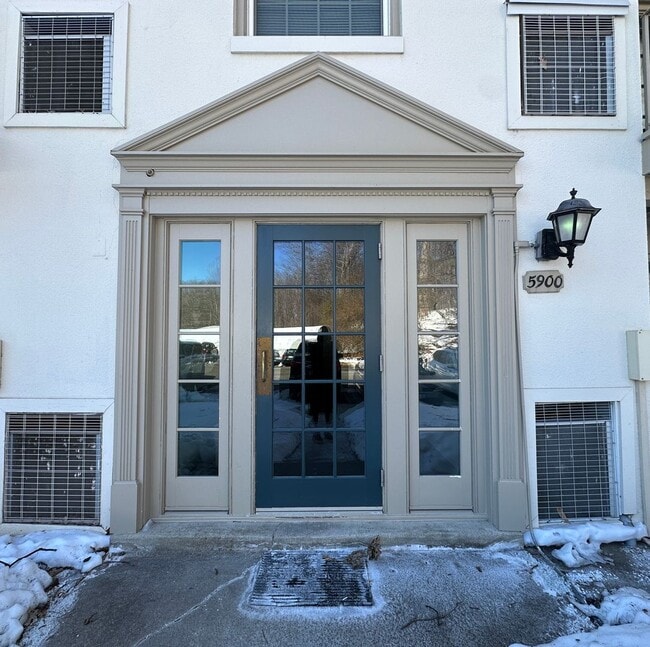 Building Photo - Move-In Ready 2BR/1BA Condo in Cardinal Forest Unit D