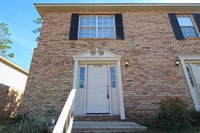 Building Photo - Foxborough Townhome with Modern Flooring &...
