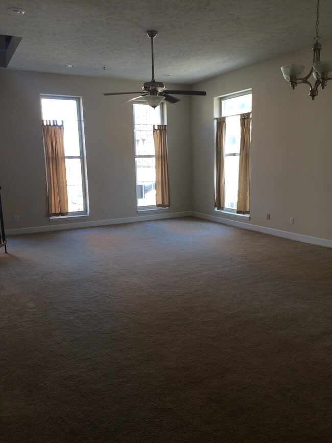 Building Photo - 200 S Walnut St Unit Apt 2A