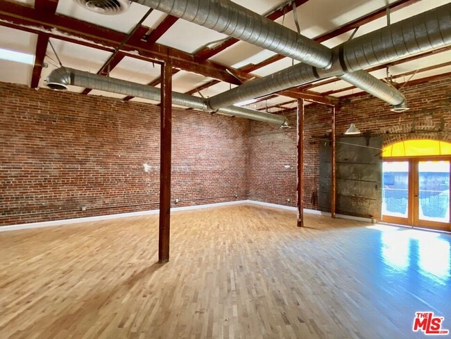 Building Photo - 726 S Santa Fe Ave Unit 300