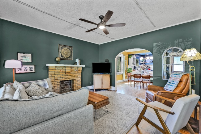 Photo - 2247 Burbank Ave