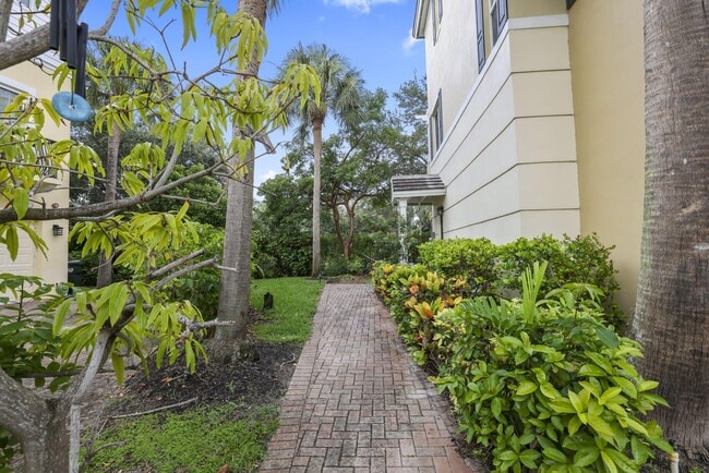 Photo - 616 NW 38th Cir