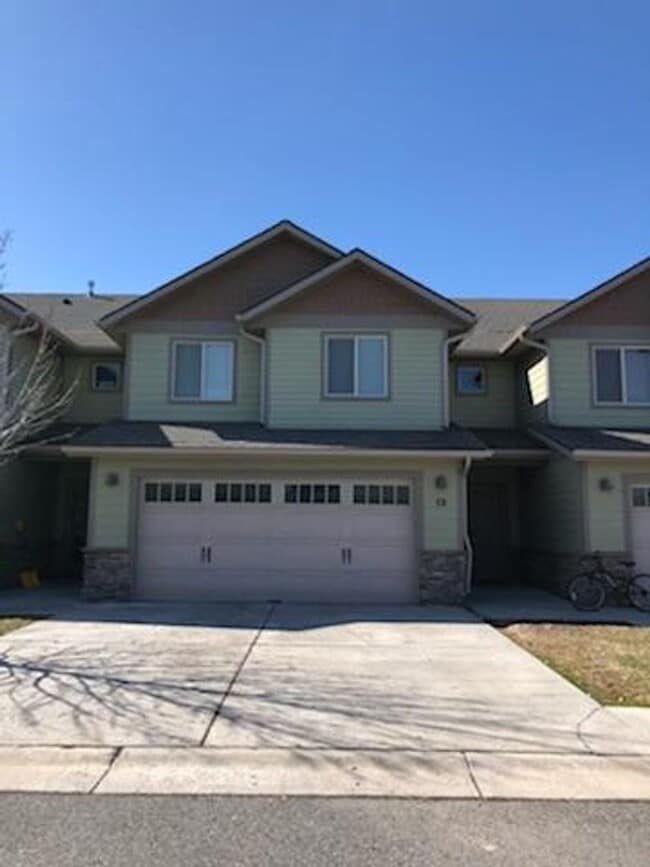 Building Photo - 3 Bedroom 2.5 Bath Townhome behind Costco!