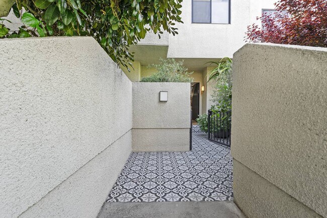 Photo - 2237 Century Hill