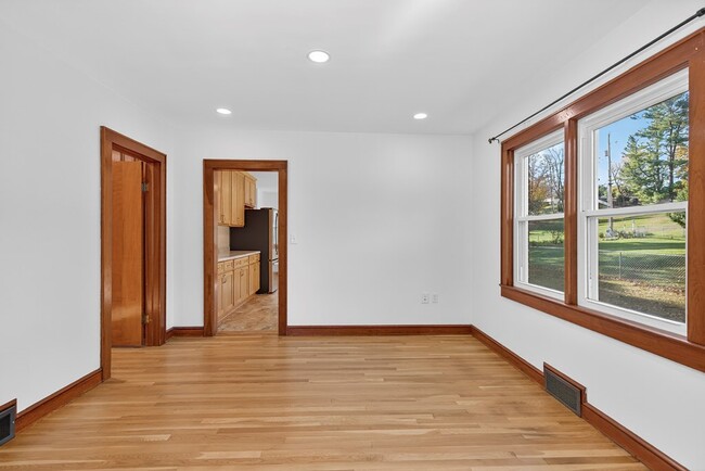 Photo - 250 Gillespie Dr NE