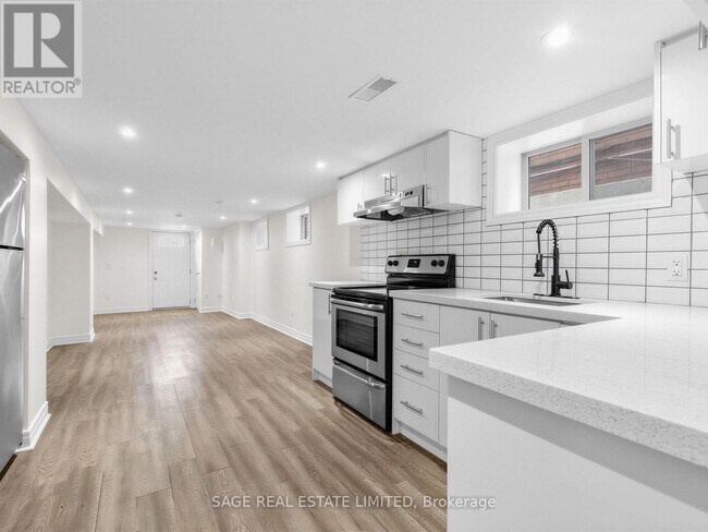 Photo - 321 Lauder Ave Unité Lower