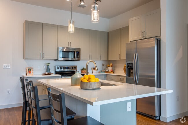 4 Br, 4 Ba - Kitchen