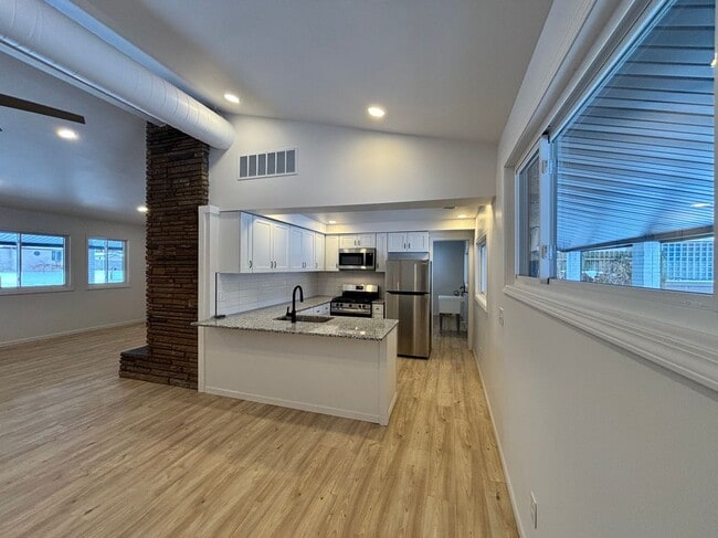 Photo - 35140 School St