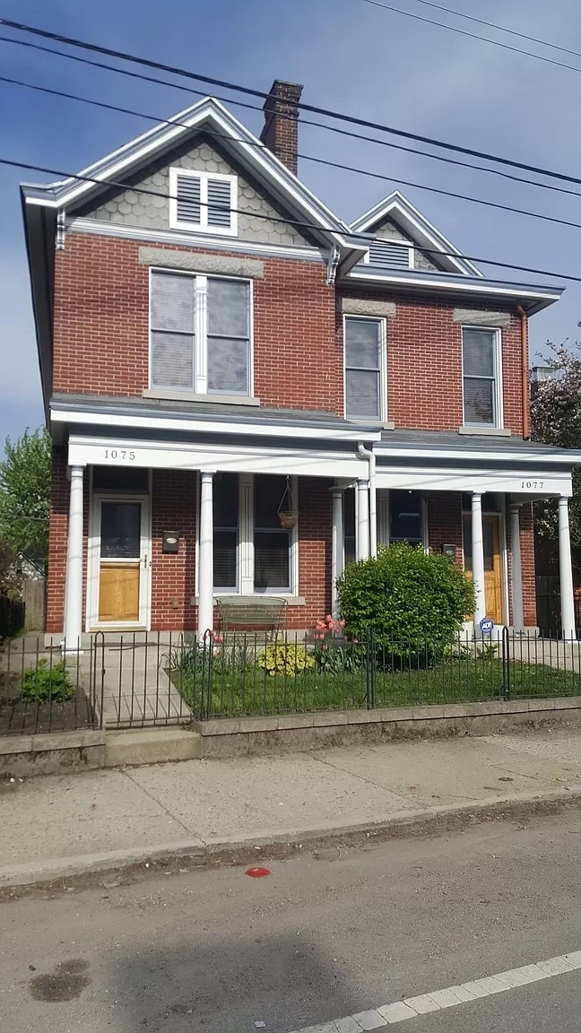 1075 Summit St