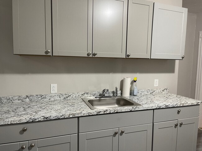 Building Photo - 19 Greenwood Hill St Unit 1st Floor