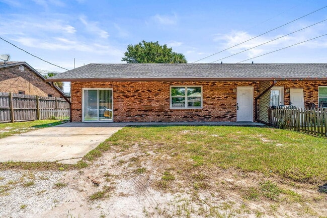 Building Photo - Charming 2-Bed Duplex Retreat in Edgewater... Rental
