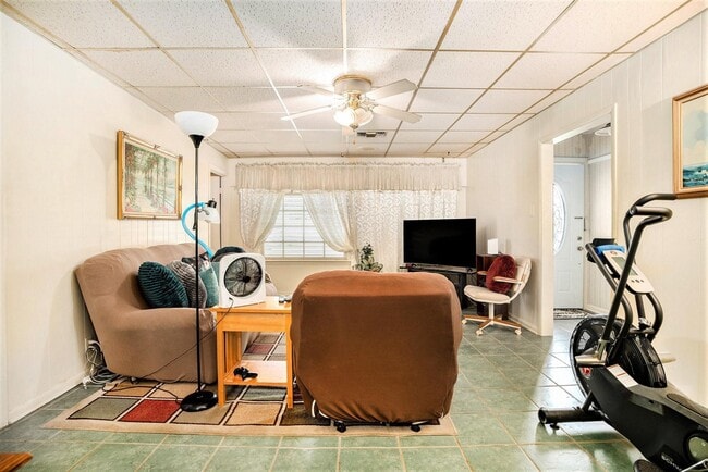 Photo - 17 Manor Way