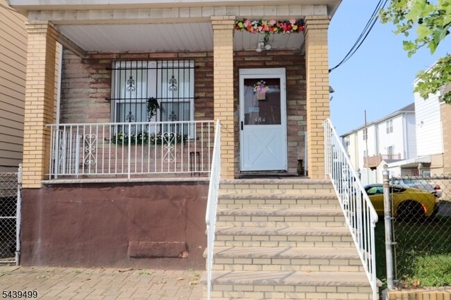 Photo - 484 Delavan Ave