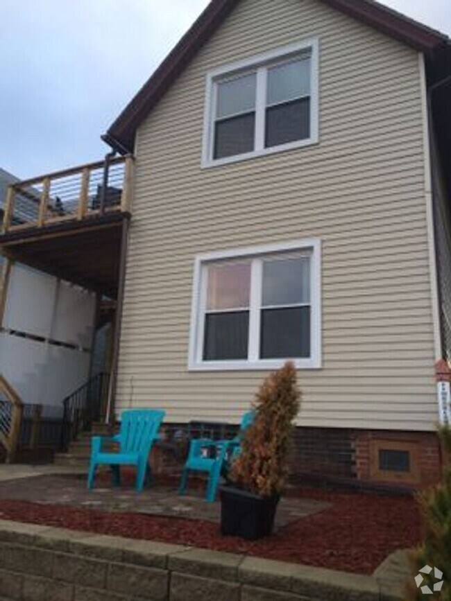 Building Photo - Nice 2 Bdrm 1 Bath w/ Exceptional view of ... Unit 532A Glover - Upper Rental
