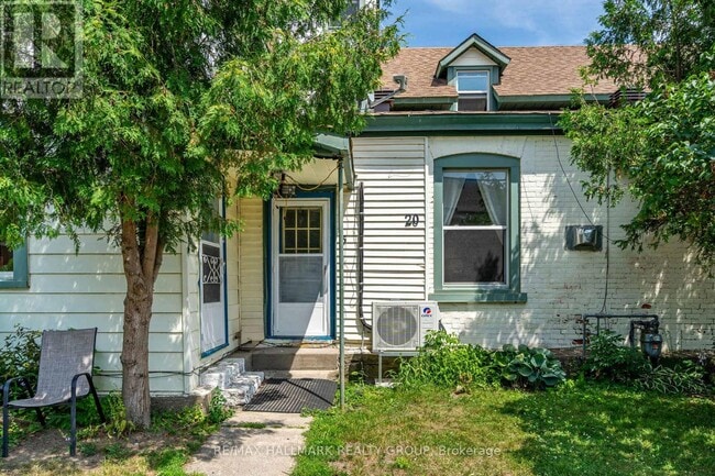 Photo - 20 Russell St W