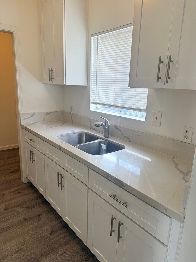 Photo - 43 W 52nd St Unit B