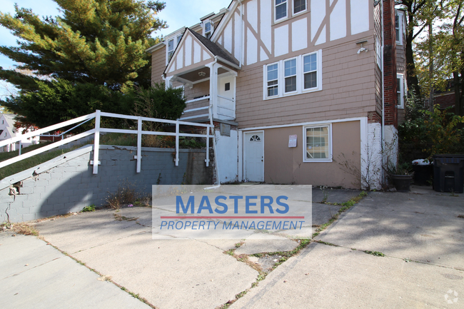Building Photo - 2547 Greenway St Unit Upper Rental