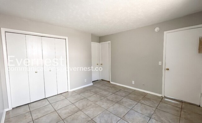 5114 Linbar Dr
