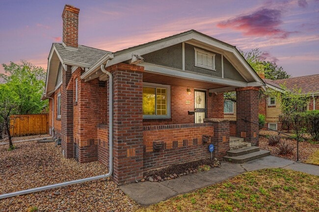Building Photo - Available NOW! 3 Bedroom 2 Bath Beautiful Home in Denver!