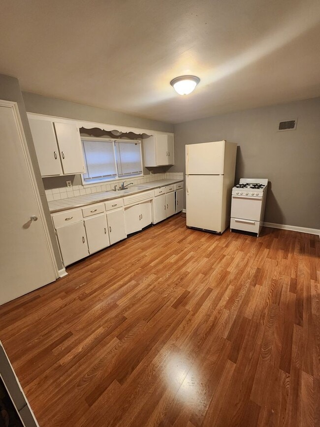 Building Photo - 2016 W Keefe Ave Rental