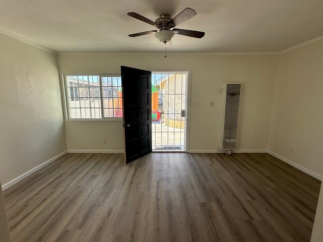 Building Photo - 624 W 49th St Rental
