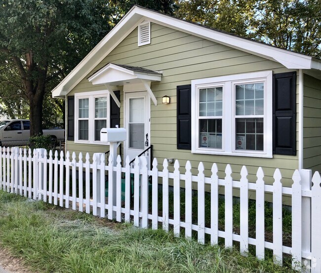 Building Photo - 2018 Comstock Ave Rental