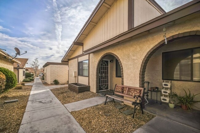 Building Photo - 5733 W Smoke Ranch Rd