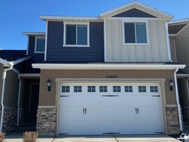 Building Photo - 3 Bed 2.5 Bath Available June 1st Rental