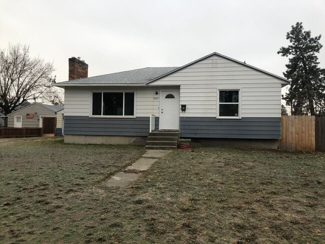 Building Photo - Adorable 3 Bed 1.5 Bath House