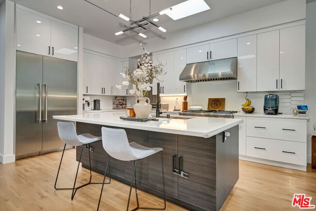 Photo - 4203 Saugus Ave