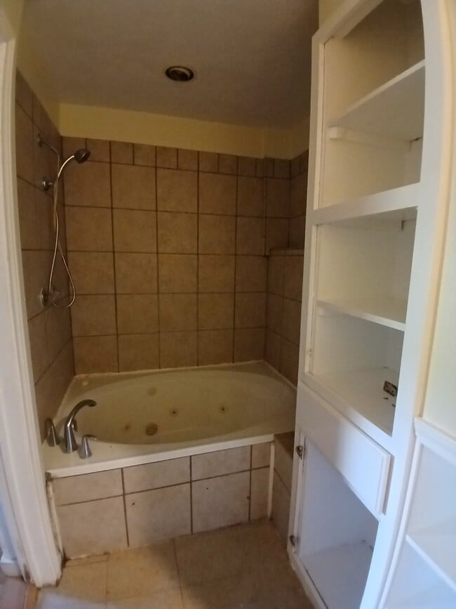 Photo - 9402 Lomax St