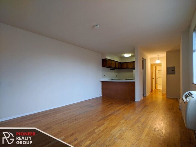 Building Photo - 660 W Wrightwood Ave Unit 505
