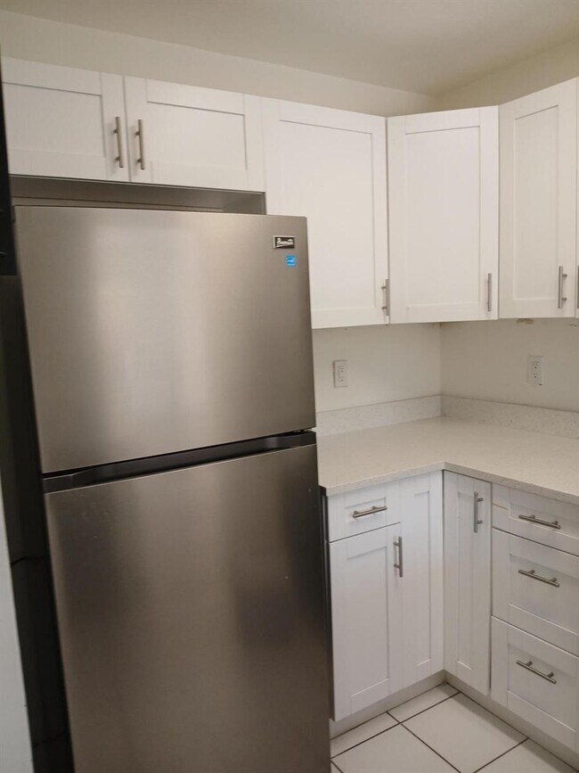 Photo - 441 Cypress Way W