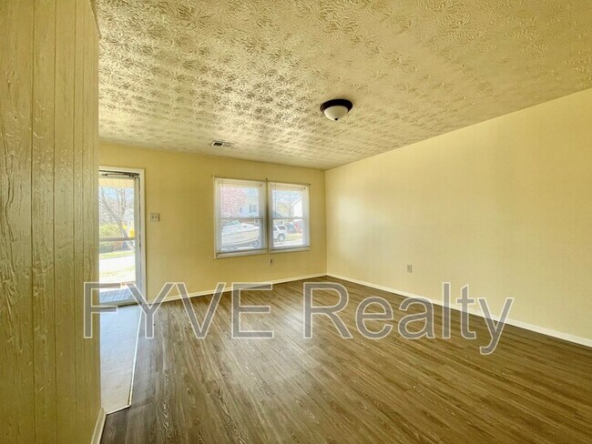Photo - 649 Chapelview Dr
