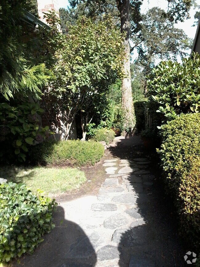 Building Photo - 18035 Upper Midhill Dr Unit Garden Apartment