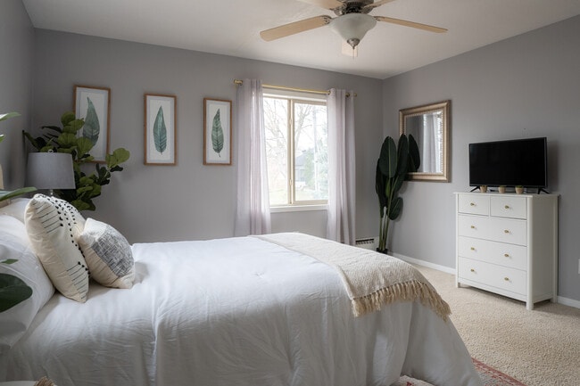 Photo - 5136 Hiawatha Ave