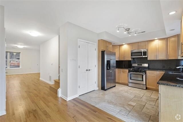 Building Photo - 437 Whiton St Unit 1 Rental